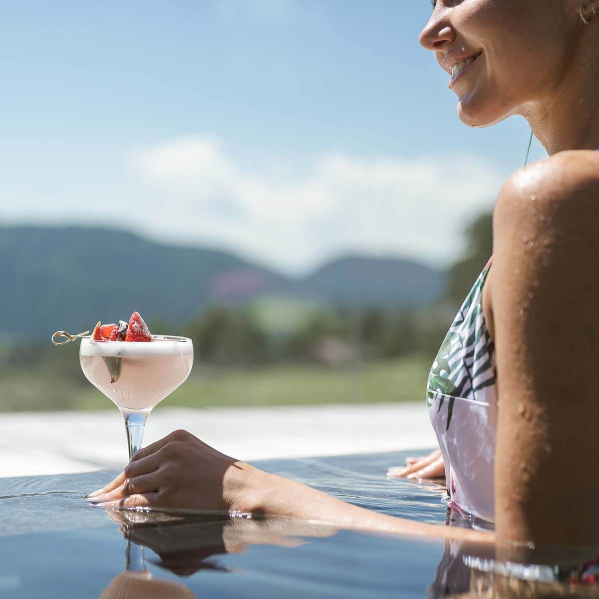 Hotel Hirzer - Außenpool mit Getränk