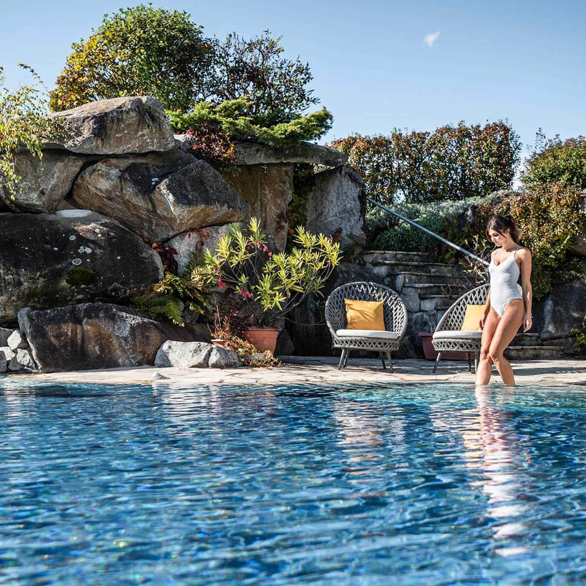 Schwimmen im Außenpool - Hotel Olympia in Reischach