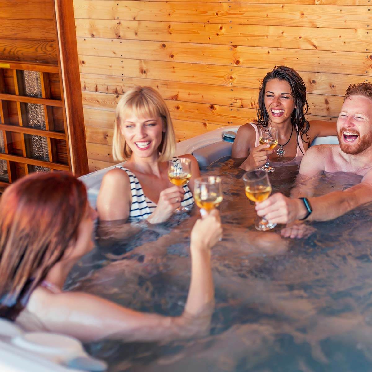 Freunde im Whirlpool